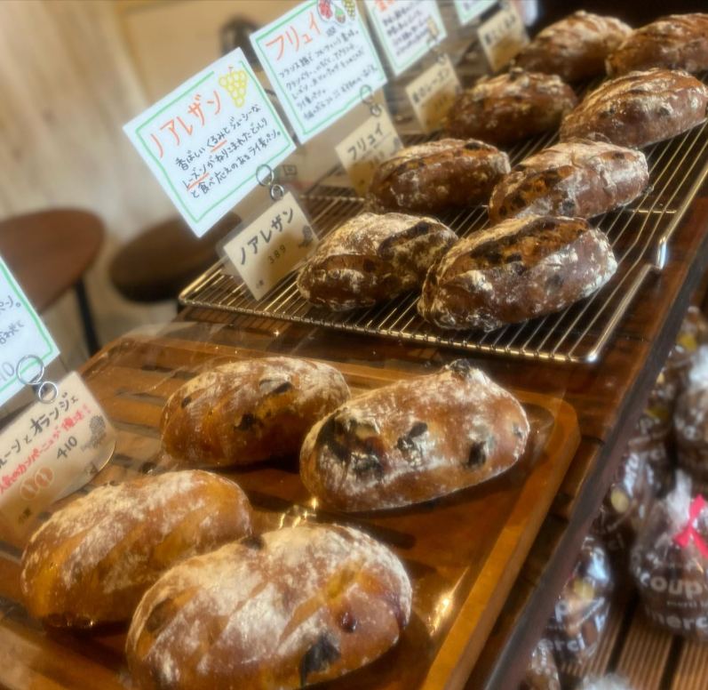 レーズンやフルーツを練り込んだパンの店頭ディスプレイ